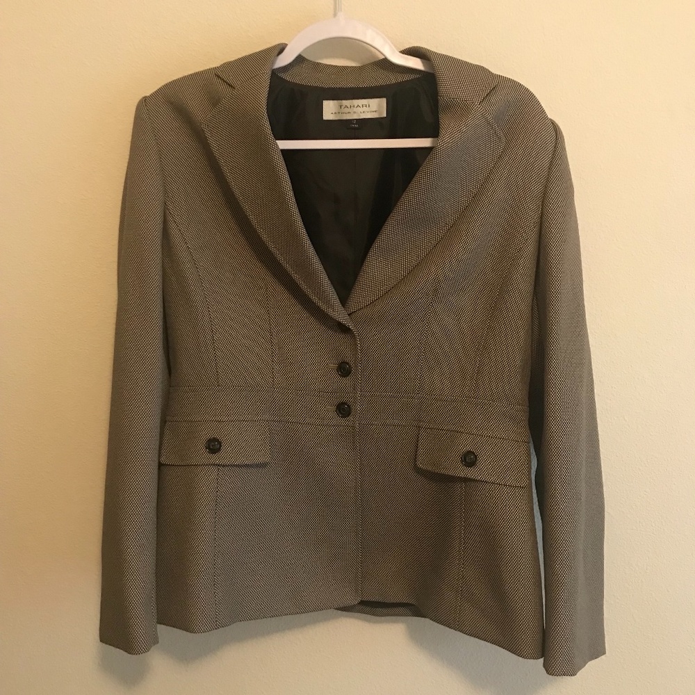 Tahari Excellent Condition Three Button Blazer - image 1
